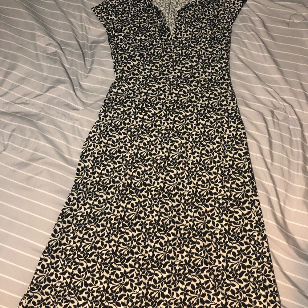 Banana Republic Black White Floral Knit Cap Sleeve V-Neck Sheath Dress Size M
